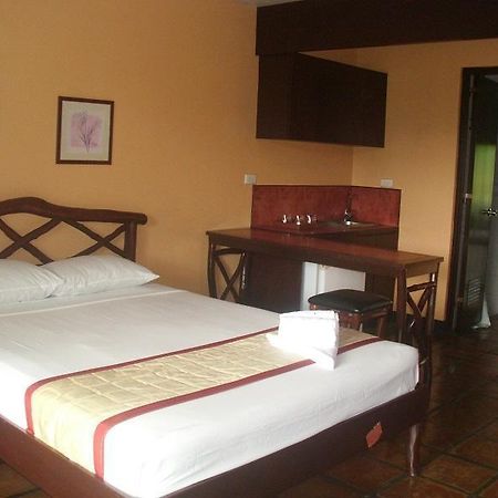 Hotel Graceland Estates And Country Club Lucena Exterior foto
